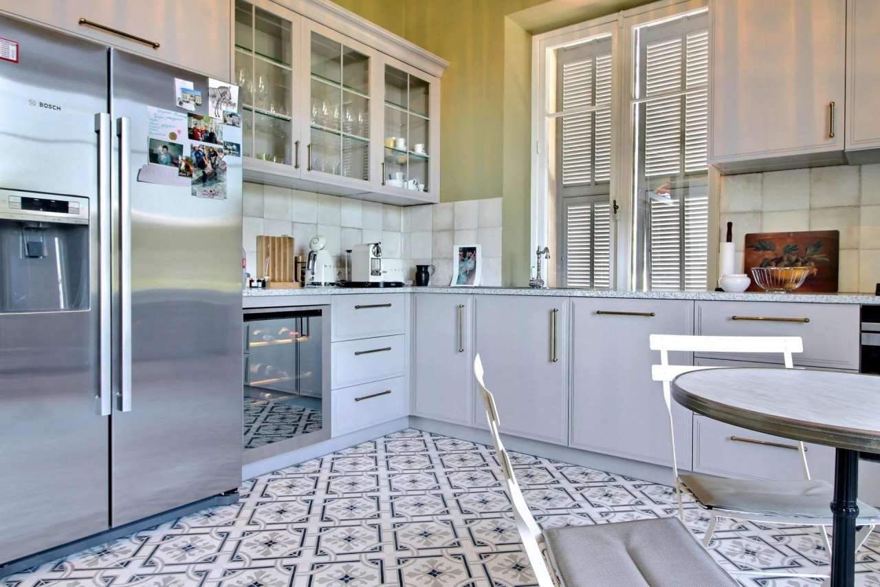 Magnificent 4 bedroom bourgeois apartment, with a total spacious living are