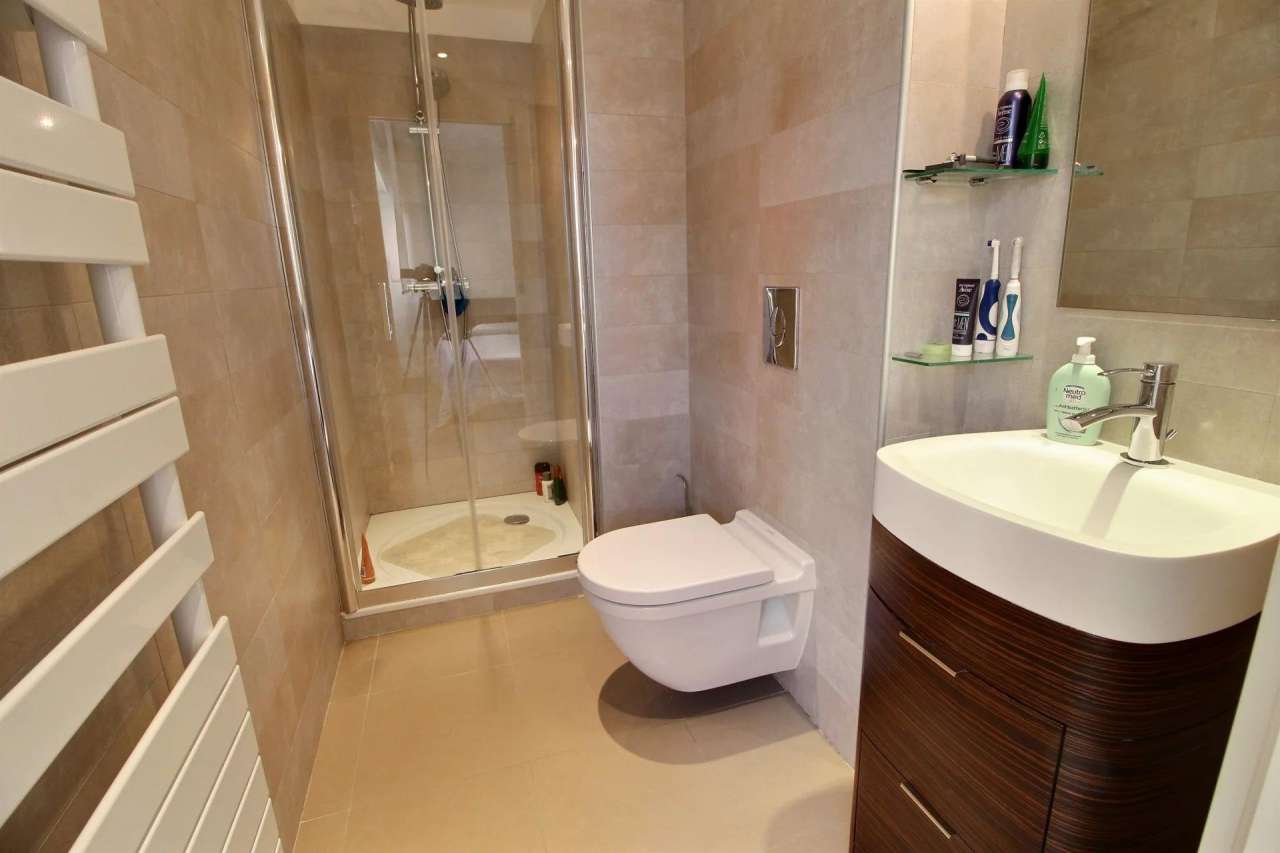 Luxurious and modern 3rd floor apartment with a total bright and spacious l