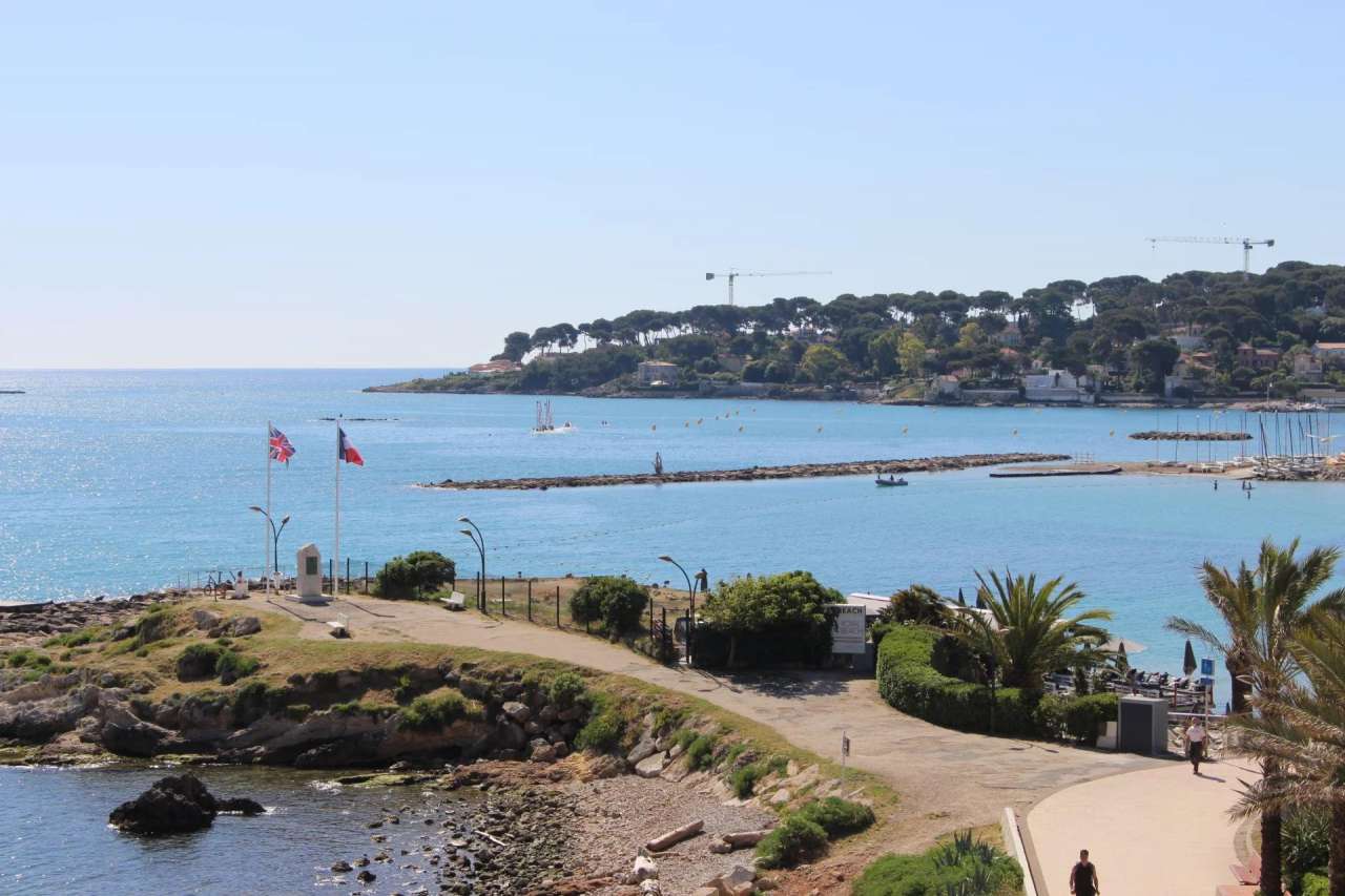 Luxurious and modern 3rd floor apartment with a total bright and spacious l