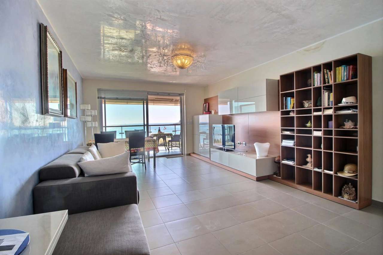 Luxurious and modern 3rd floor apartment with a total bright and spacious l