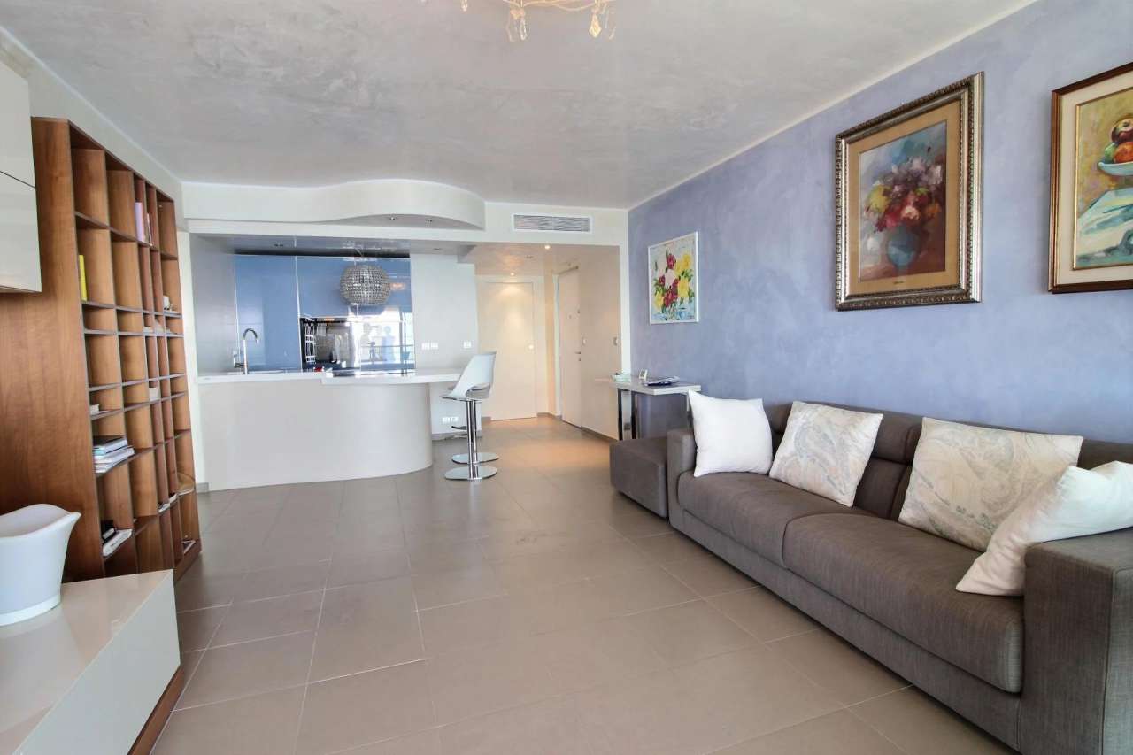 Luxurious and modern 3rd floor apartment with a total bright and spacious l