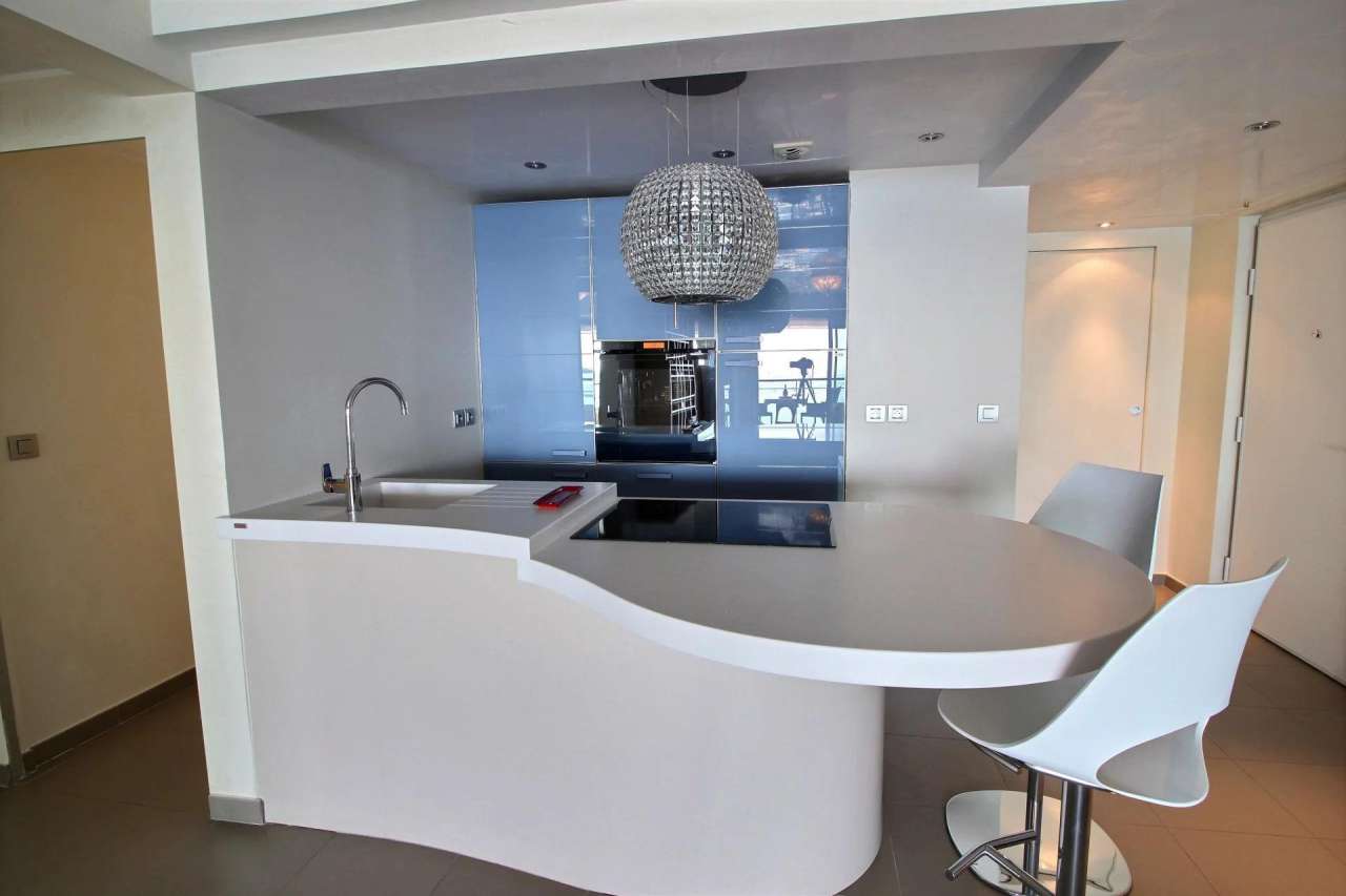 Luxurious and modern 3rd floor apartment with a total bright and spacious l