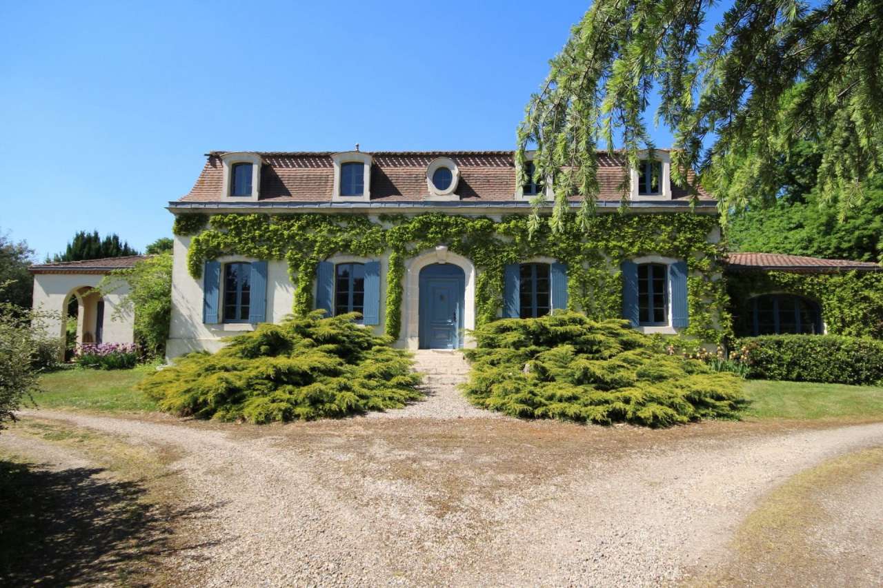 Charming 5 bedroom Manoir with expansive pool, nestling in nearly 5 acres o