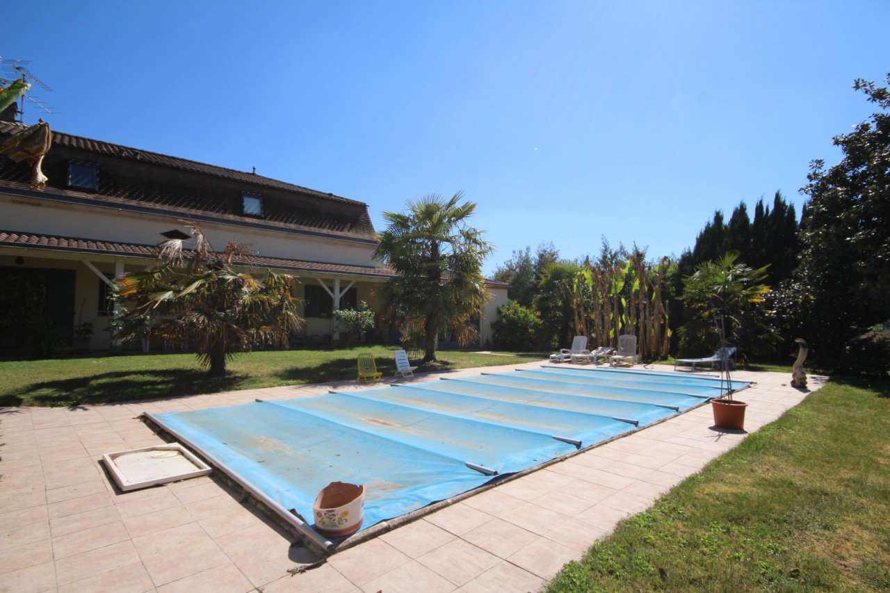 Charming 5 bedroom Manoir with expansive pool, nestling in nearly 5 acres o