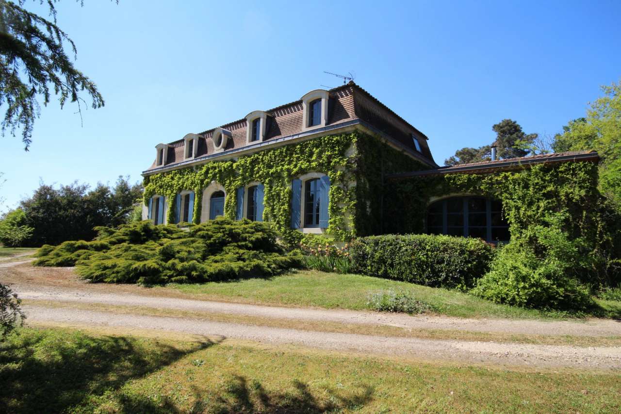 Charming 5 bedroom Manoir with expansive pool, nestling in nearly 5 acres o