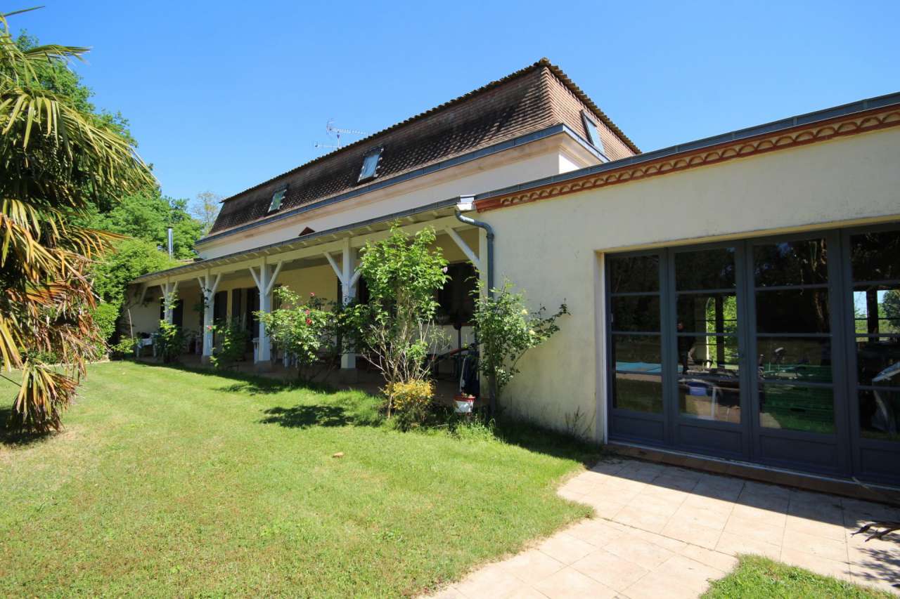 Charming 5 bedroom Manoir with expansive pool, nestling in nearly 5 acres o