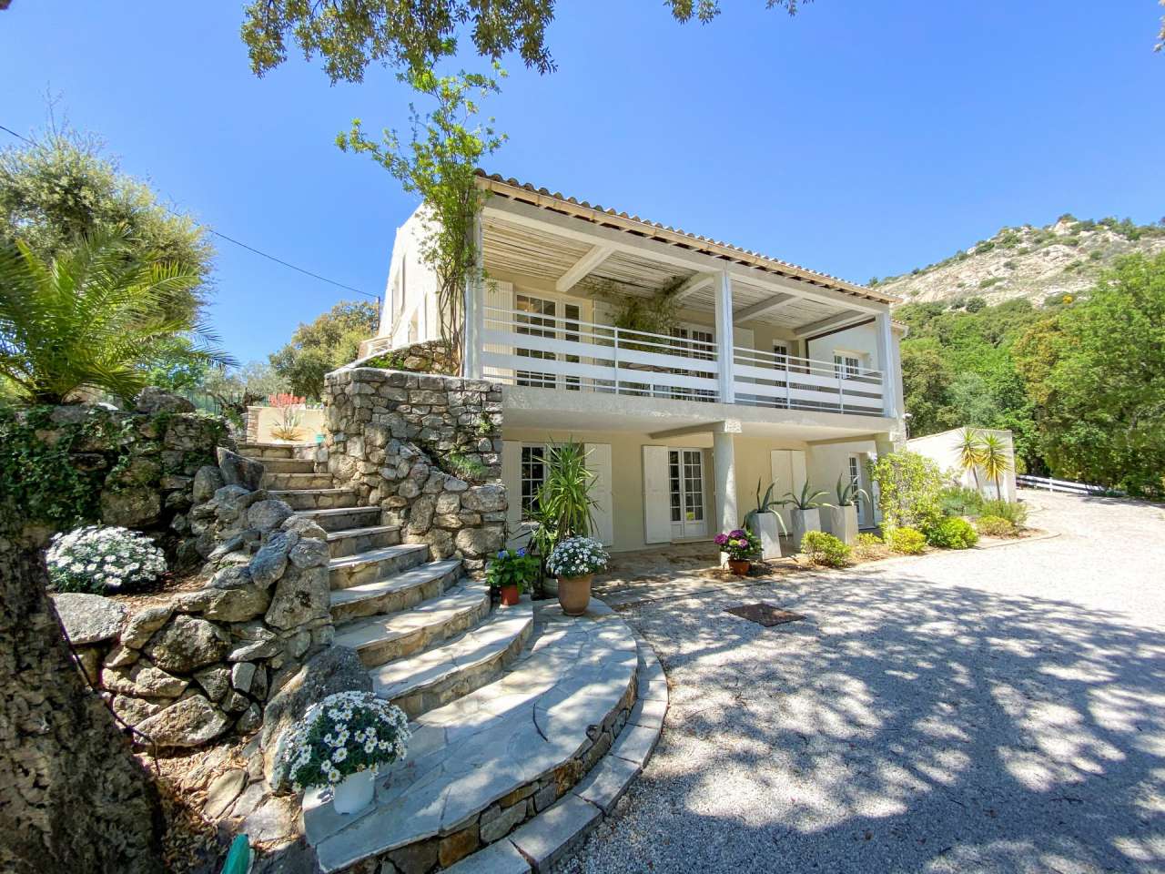 Charming South East facing 8 bedroom house with expansive pool, nestling in