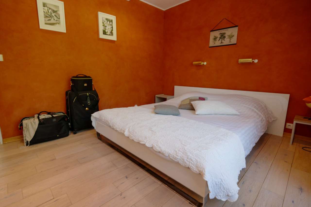 Charming South East facing 8 bedroom house with expansive pool, nestling in