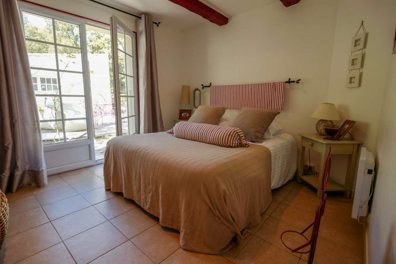 Charming South East facing 8 bedroom house with expansive pool, nestling in