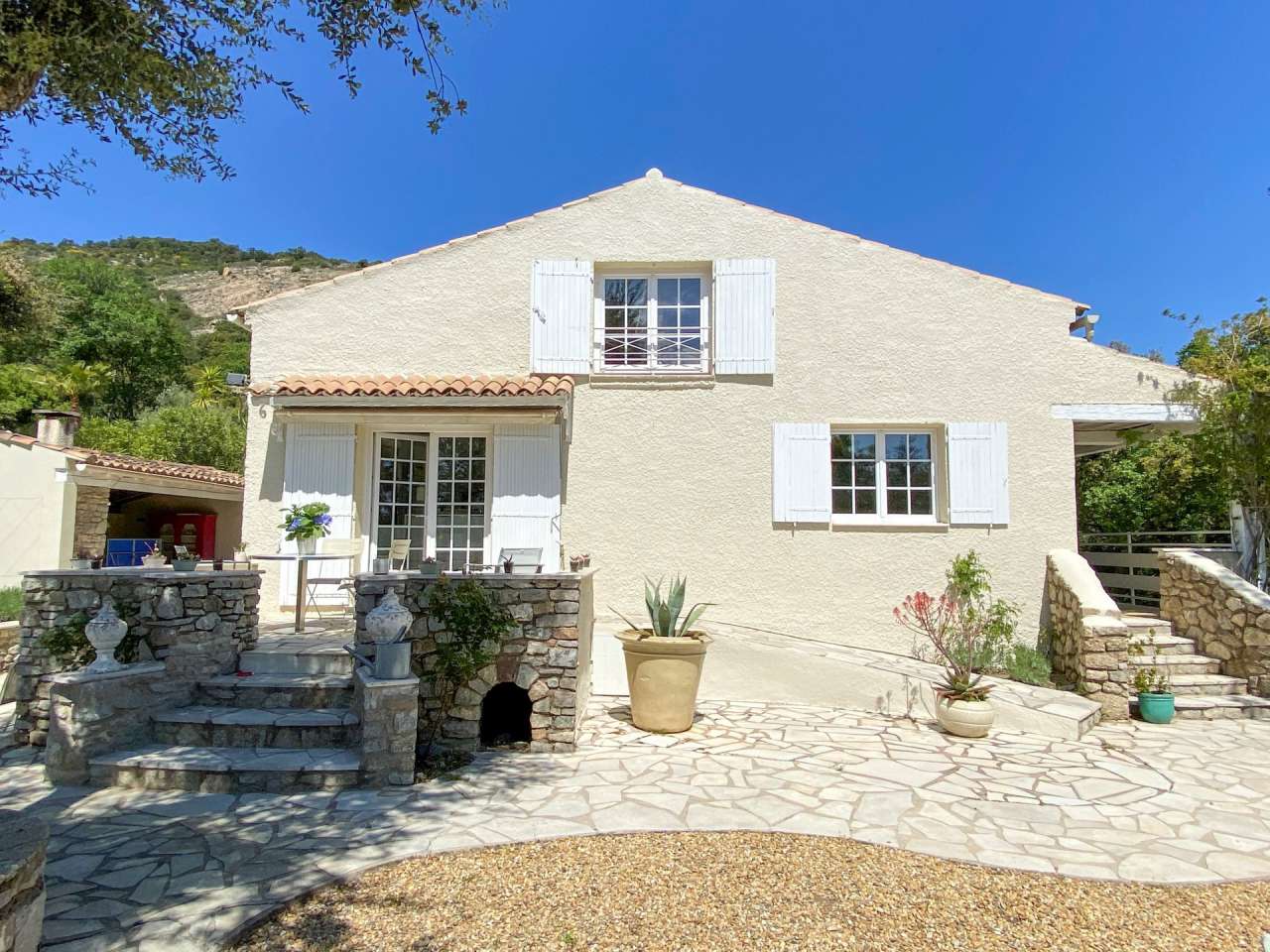 Charming South East facing 8 bedroom house with expansive pool, nestling in