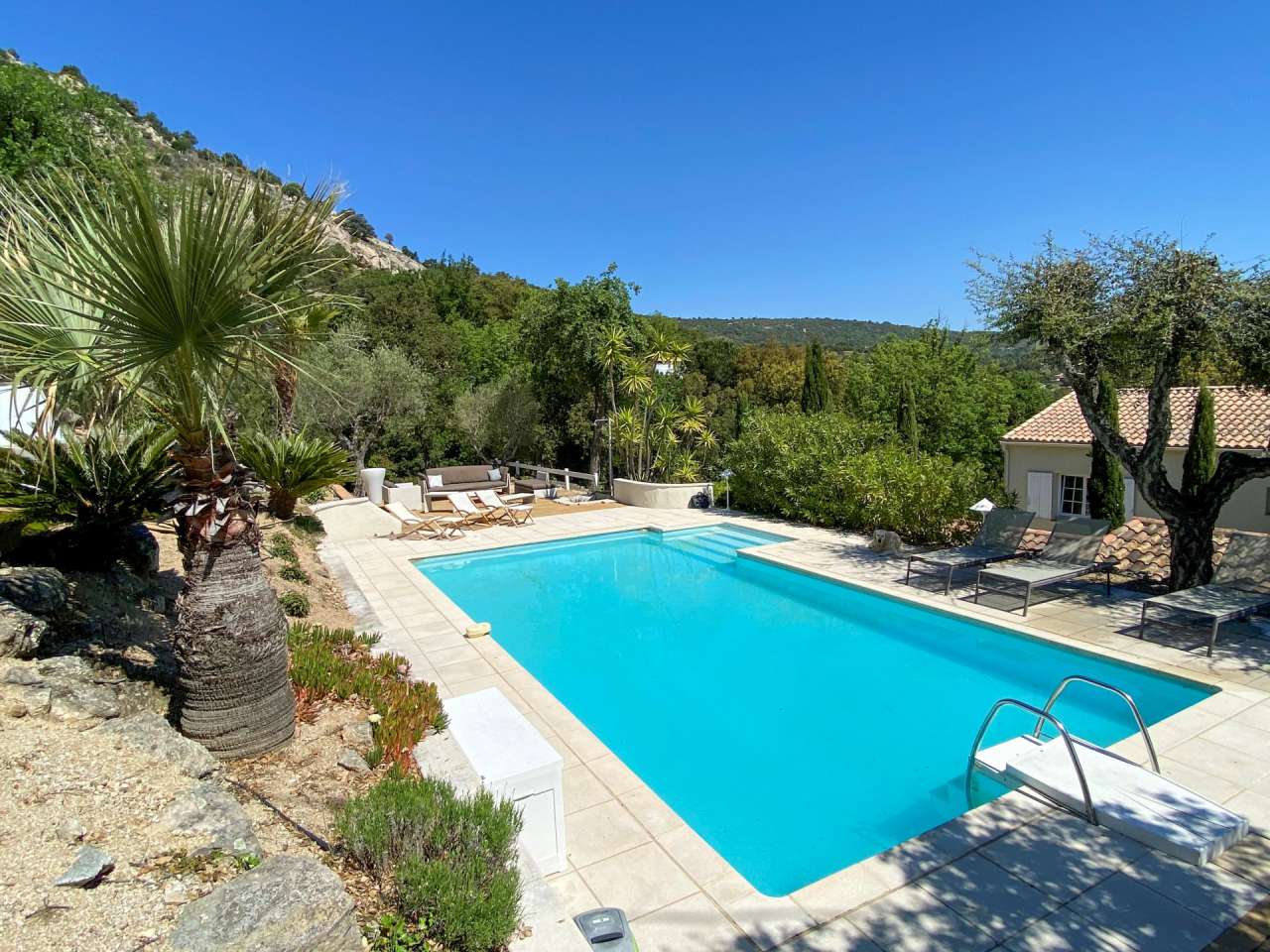 Charming South East facing 8 bedroom house with expansive pool, nestling in