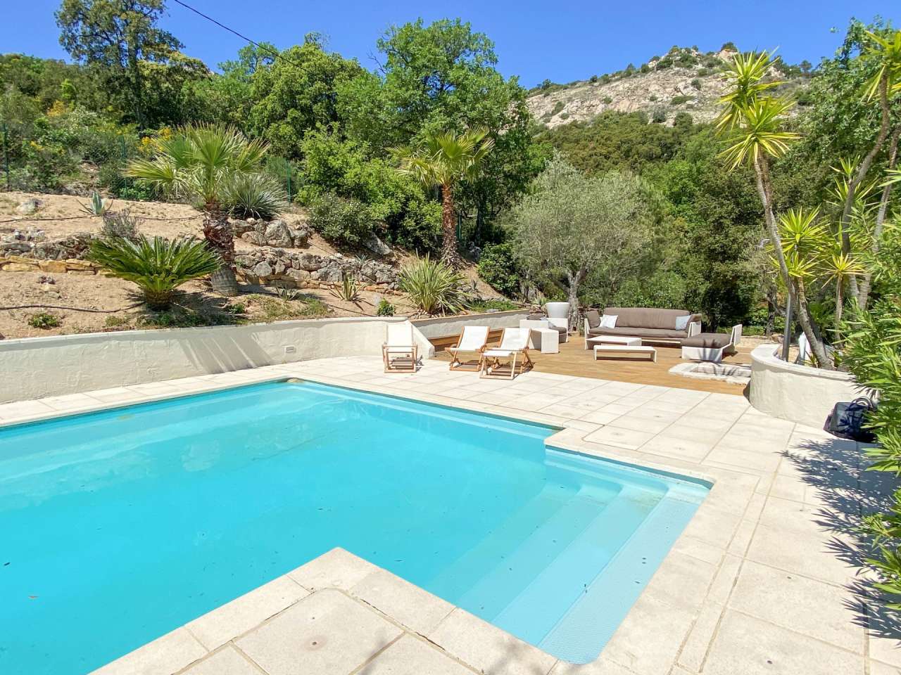 Charming South East facing 8 bedroom house with expansive pool, nestling in