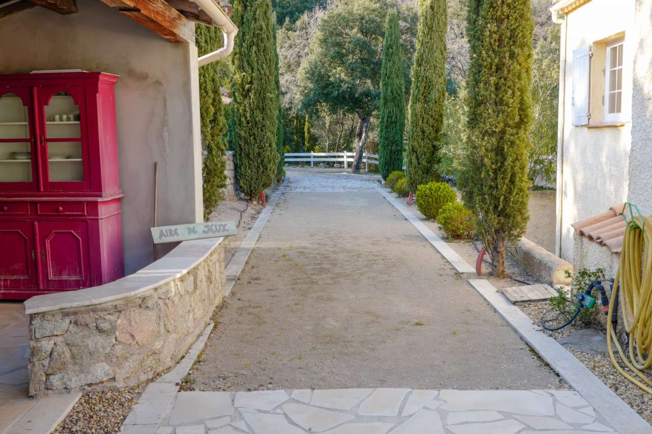 Charming South East facing 8 bedroom house with expansive pool, nestling in