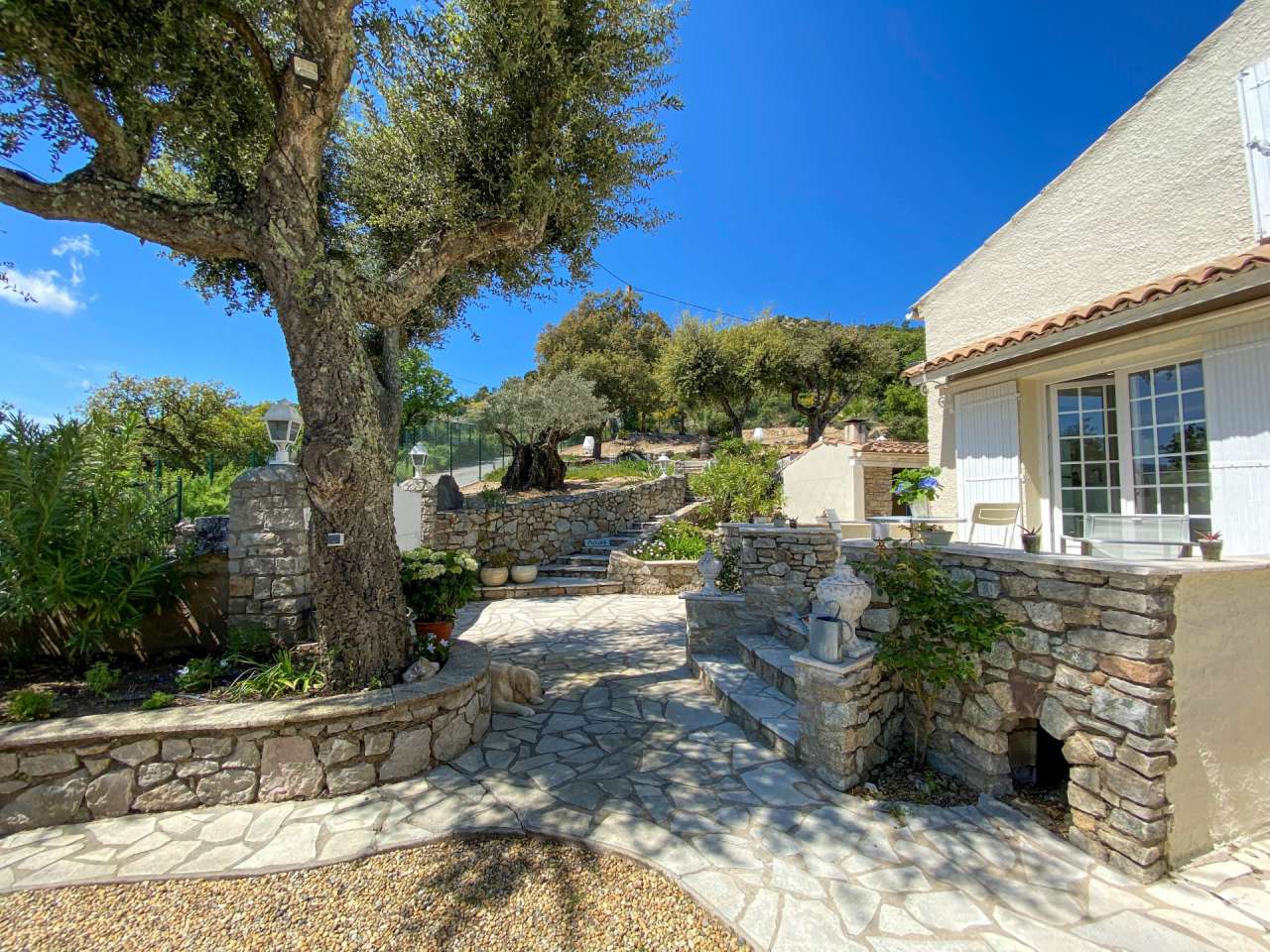 Charming South East facing 8 bedroom house with expansive pool, nestling in