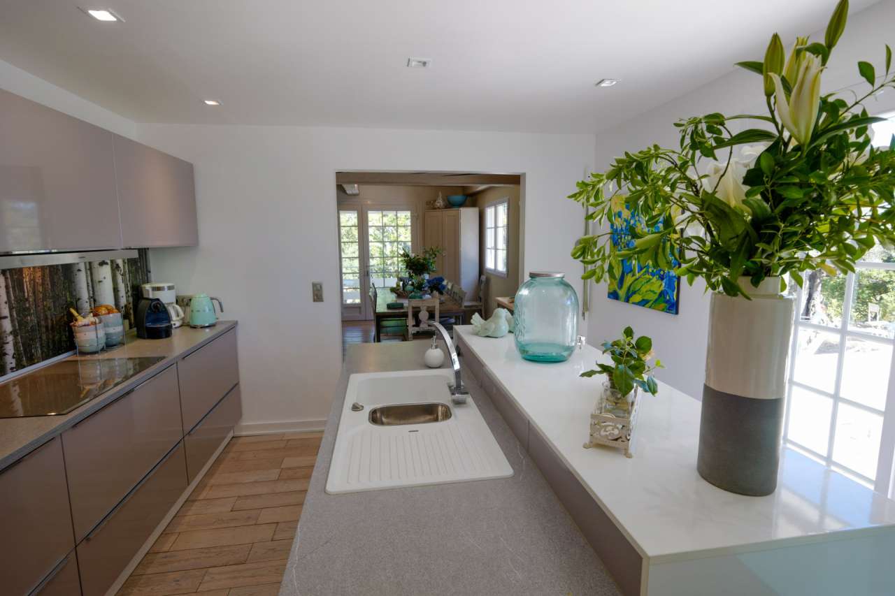 Charming South East facing 8 bedroom house with expansive pool, nestling in