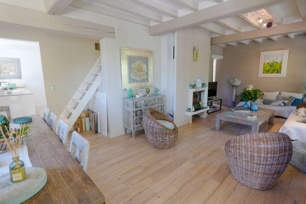 Charming South East facing 8 bedroom house with expansive pool, nestling in