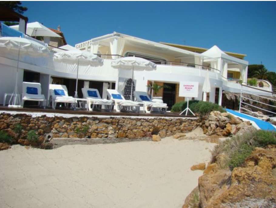 Unique opportunity to acquire an exceptional single storey, 4 bedroom villa