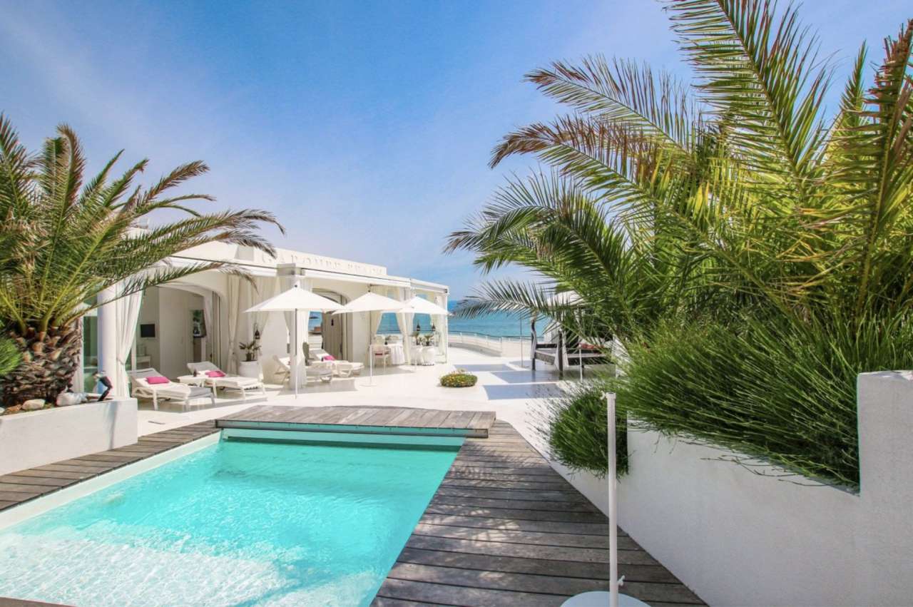 Unique opportunity to acquire an exceptional single storey, 4 bedroom villa