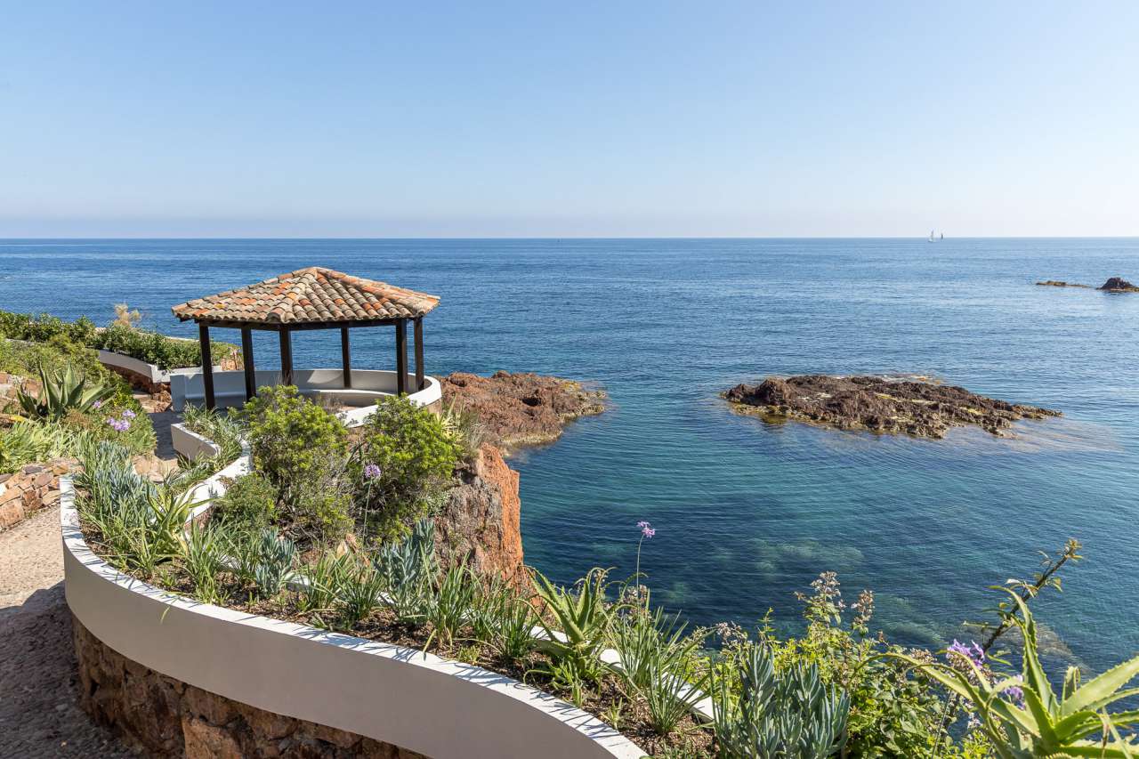 Absolutely outstanding collection of a beautifully renovated 4 bedroom vill