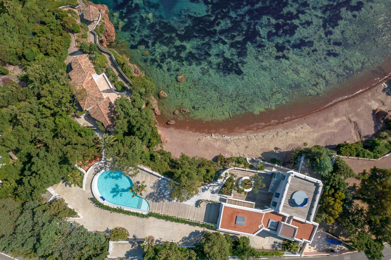 Absolutely outstanding collection of a beautifully renovated 4 bedroom vill