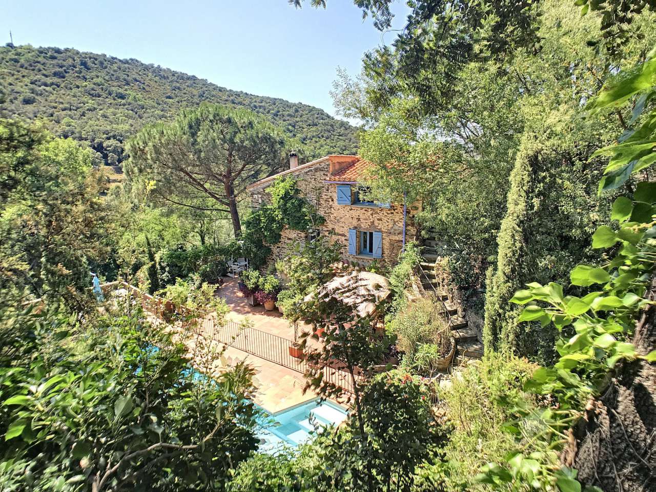 Nestling in a backdrop of mountains and countryside are these 2 gorgeous, f