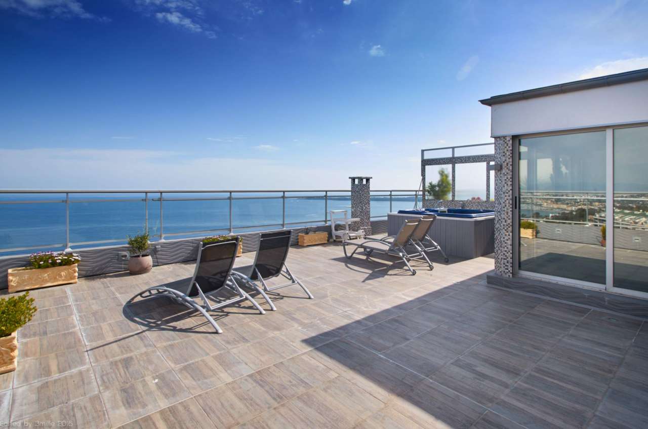 Superb 3 bedroom penthouse apartment, ideally situated right In the heart o