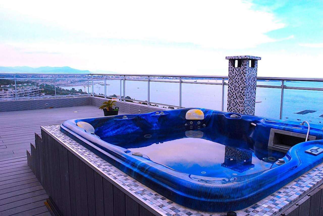 Superb 3 bedroom penthouse apartment, ideally situated right In the heart o