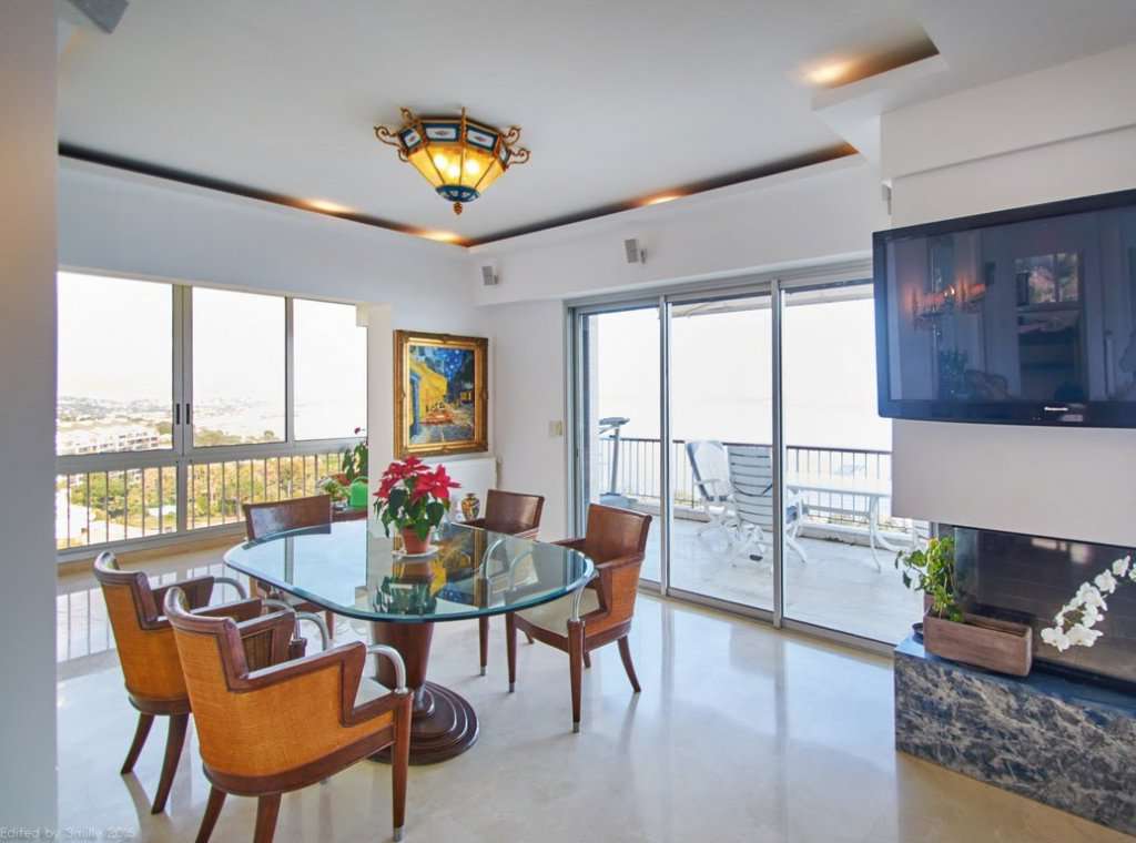 Superb 3 bedroom penthouse apartment, ideally situated right In the heart o