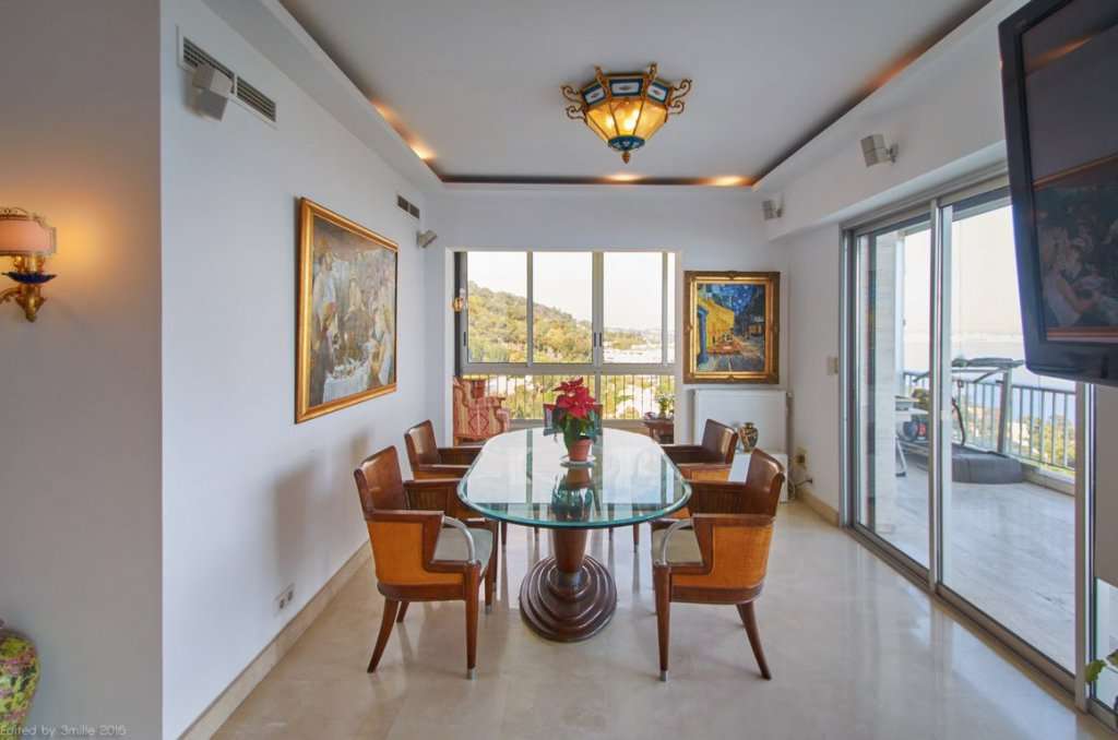 Superb 3 bedroom penthouse apartment, ideally situated right In the heart o