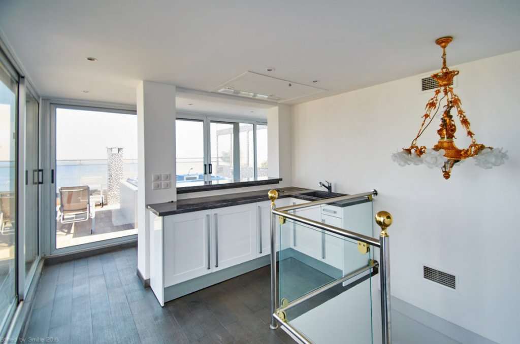 Superb 3 bedroom penthouse apartment, ideally situated right In the heart o