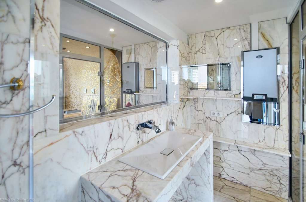 Superb 3 bedroom penthouse apartment, ideally situated right In the heart o