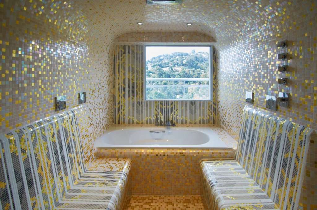 Superb 3 bedroom penthouse apartment, ideally situated right In the heart o