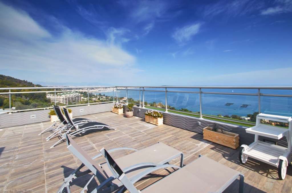 Superb 3 bedroom penthouse apartment, ideally situated right In the heart o