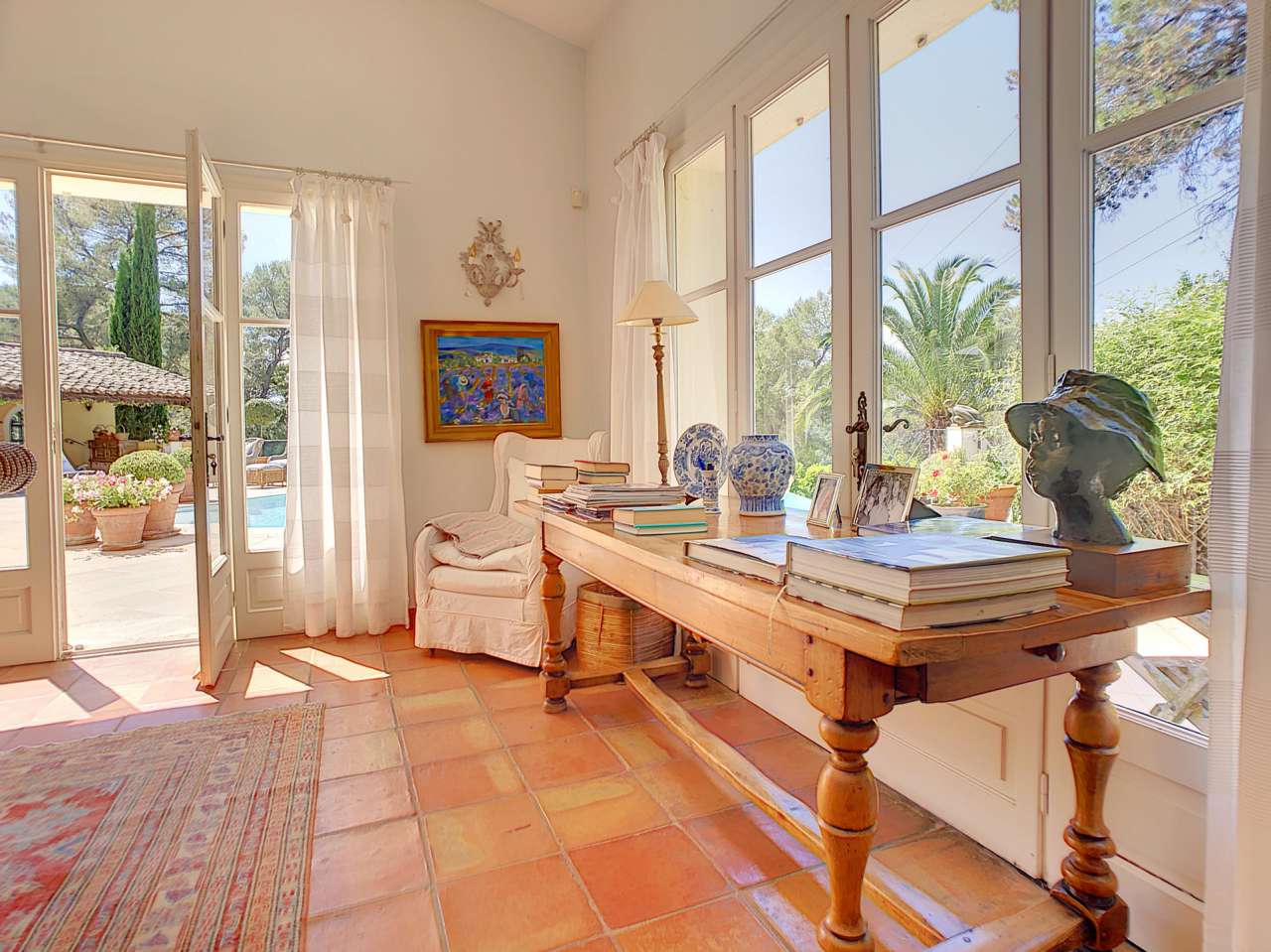 Magnificent 5 bedroom villa, with a total spacious living area of 250m2, se