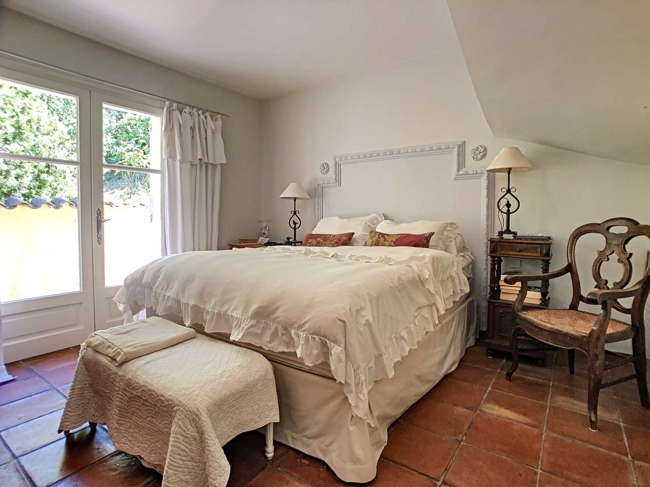 Magnificent 5 bedroom villa, with a total spacious living area of 250m2, se