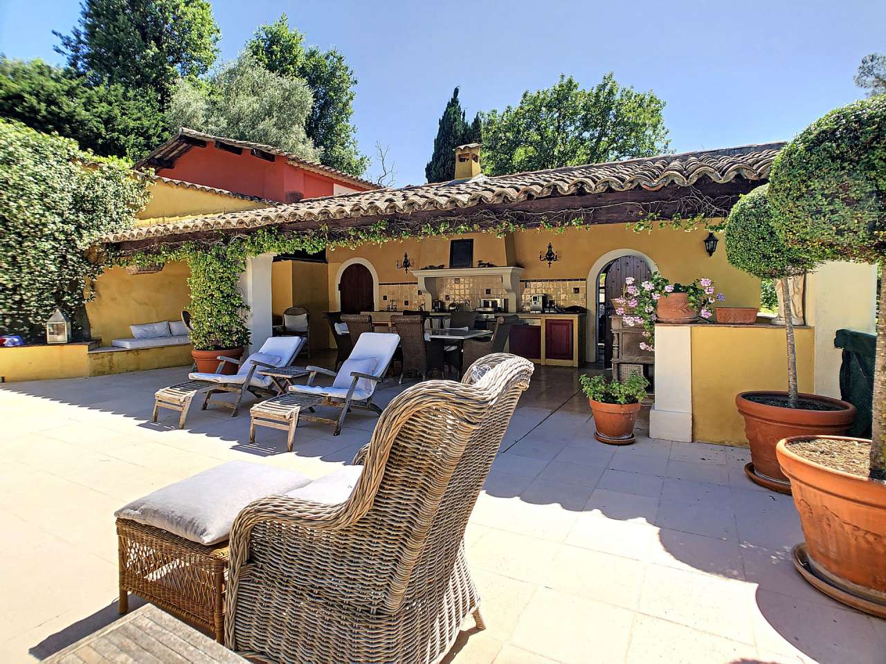 Magnificent 5 bedroom villa, with a total spacious living area of 250m2, se