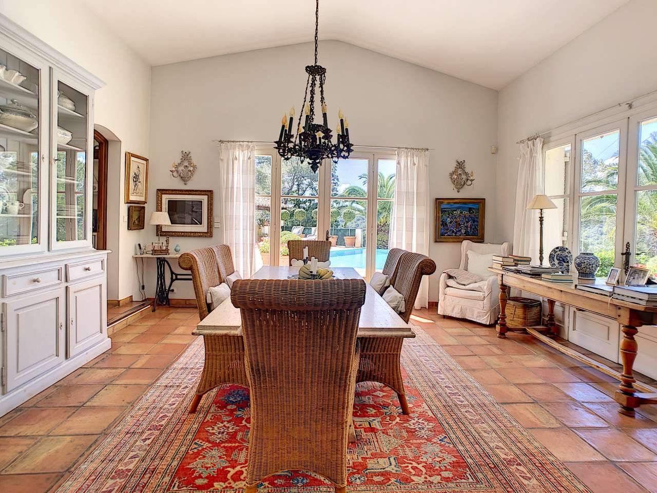 Magnificent 5 bedroom villa, with a total spacious living area of 250m2, se