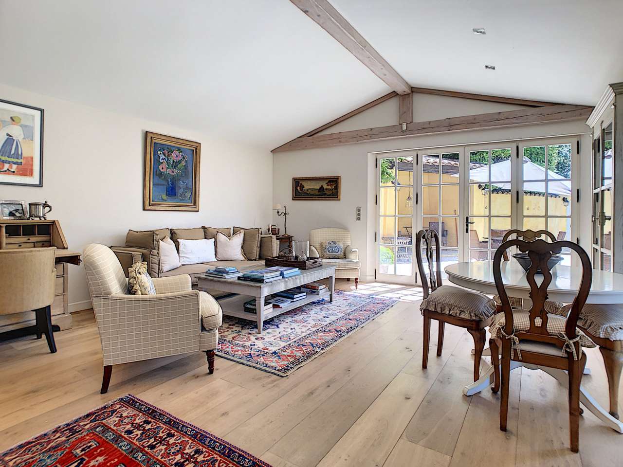 Magnificent 5 bedroom villa, with a total spacious living area of 250m2, se