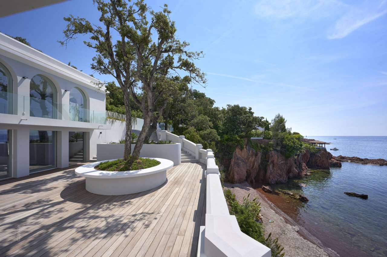 Absolutely outstanding 3 bedroom South facing waterfront villa with separat