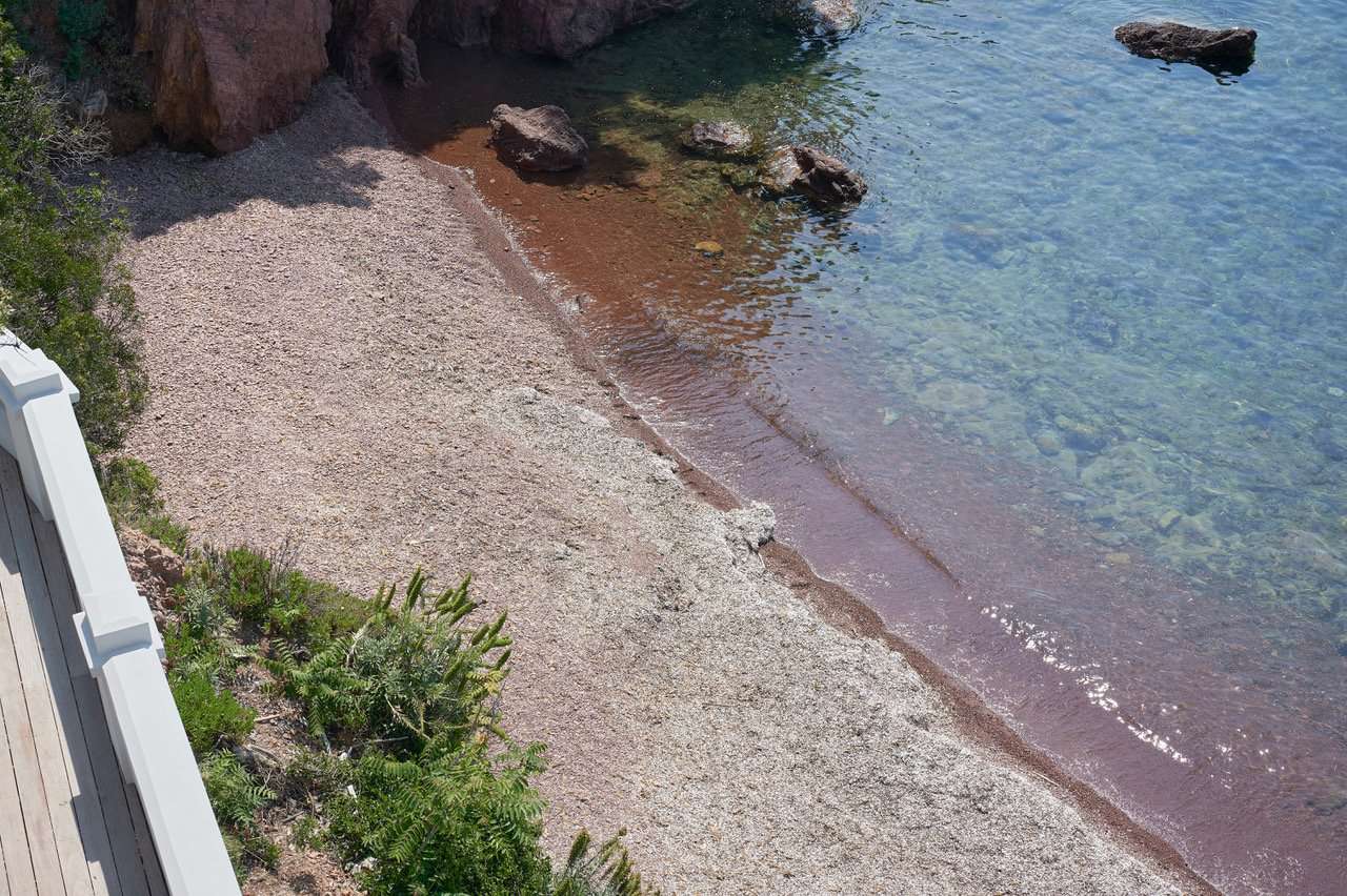 Absolutely outstanding 3 bedroom South facing waterfront villa with separat