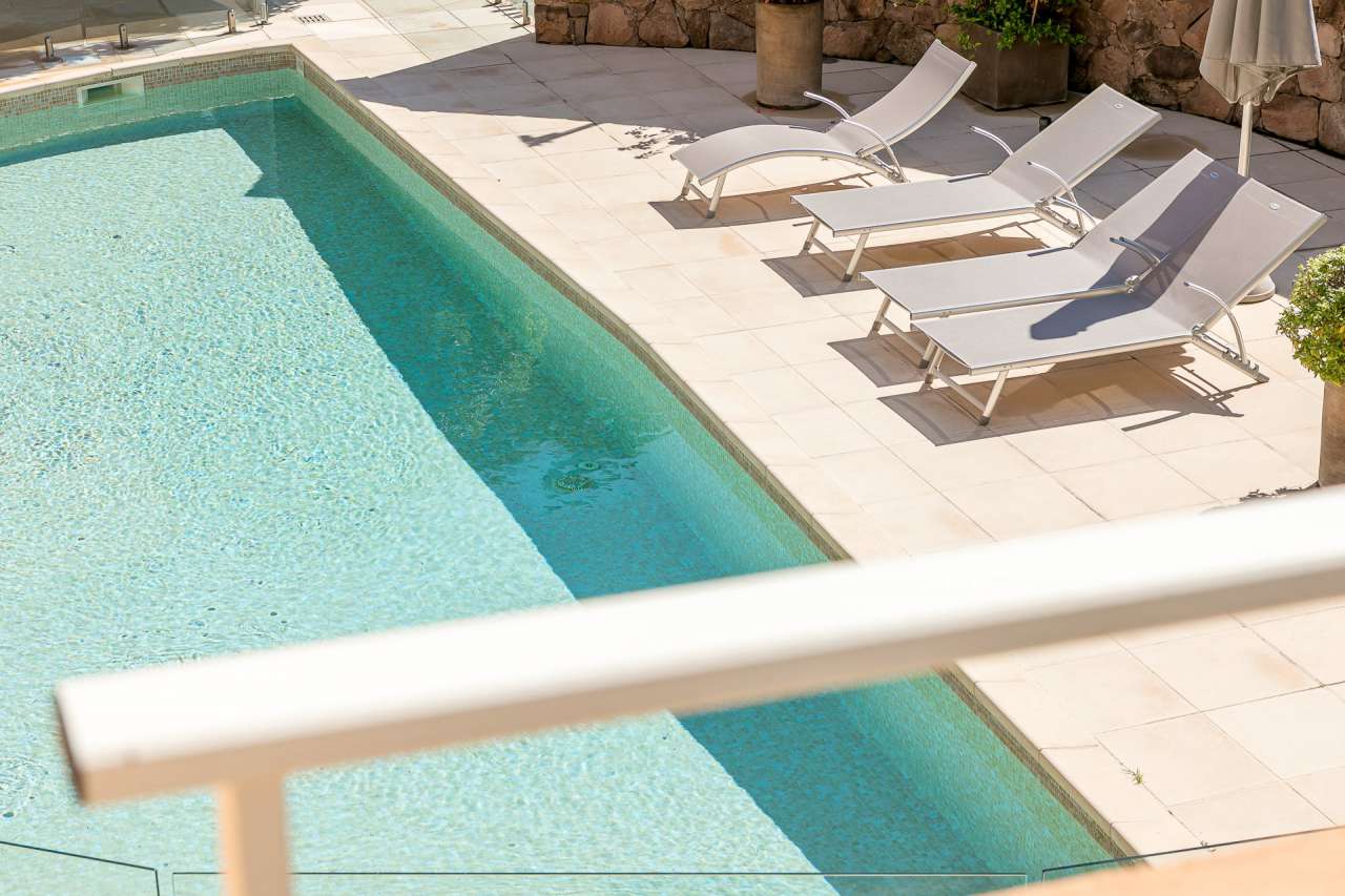 Bright and beautifully presented 3 bedroom apartment located in Theoule sur