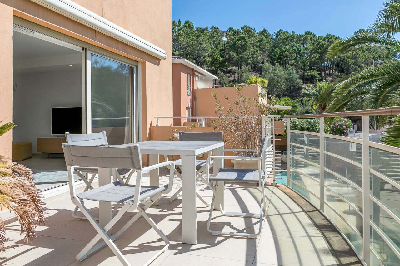 Bright and beautifully presented 3 bedroom apartment located in Theoule sur