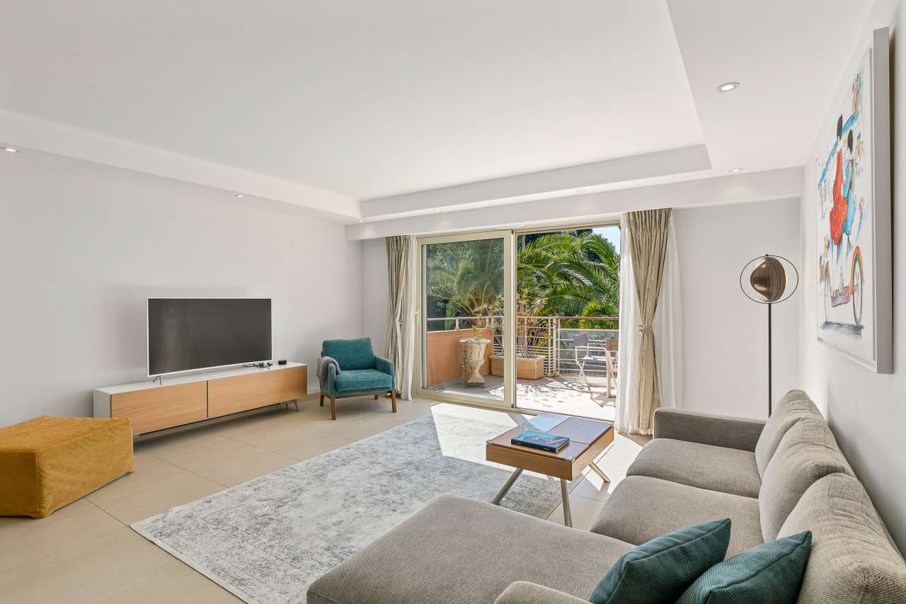 Bright and beautifully presented 3 bedroom apartment located in Theoule sur