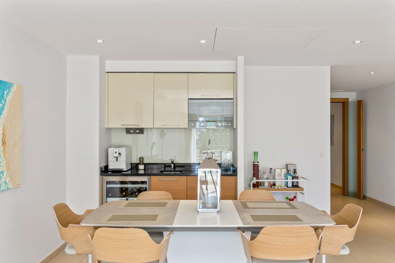 Bright and beautifully presented 3 bedroom apartment located in Theoule sur