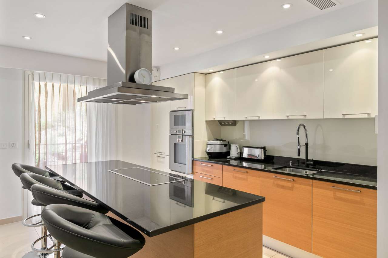 Bright and beautifully presented 3 bedroom apartment located in Theoule sur