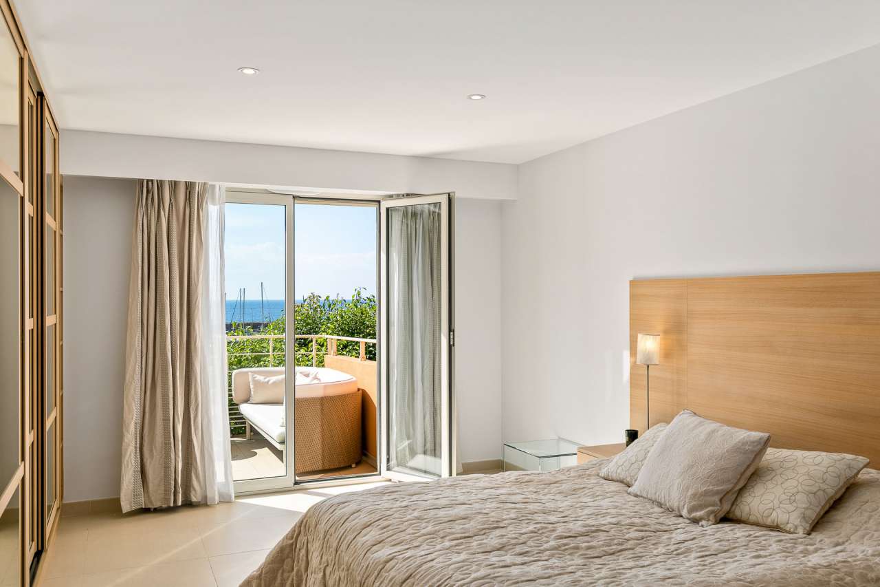 Bright and beautifully presented 3 bedroom apartment located in Theoule sur