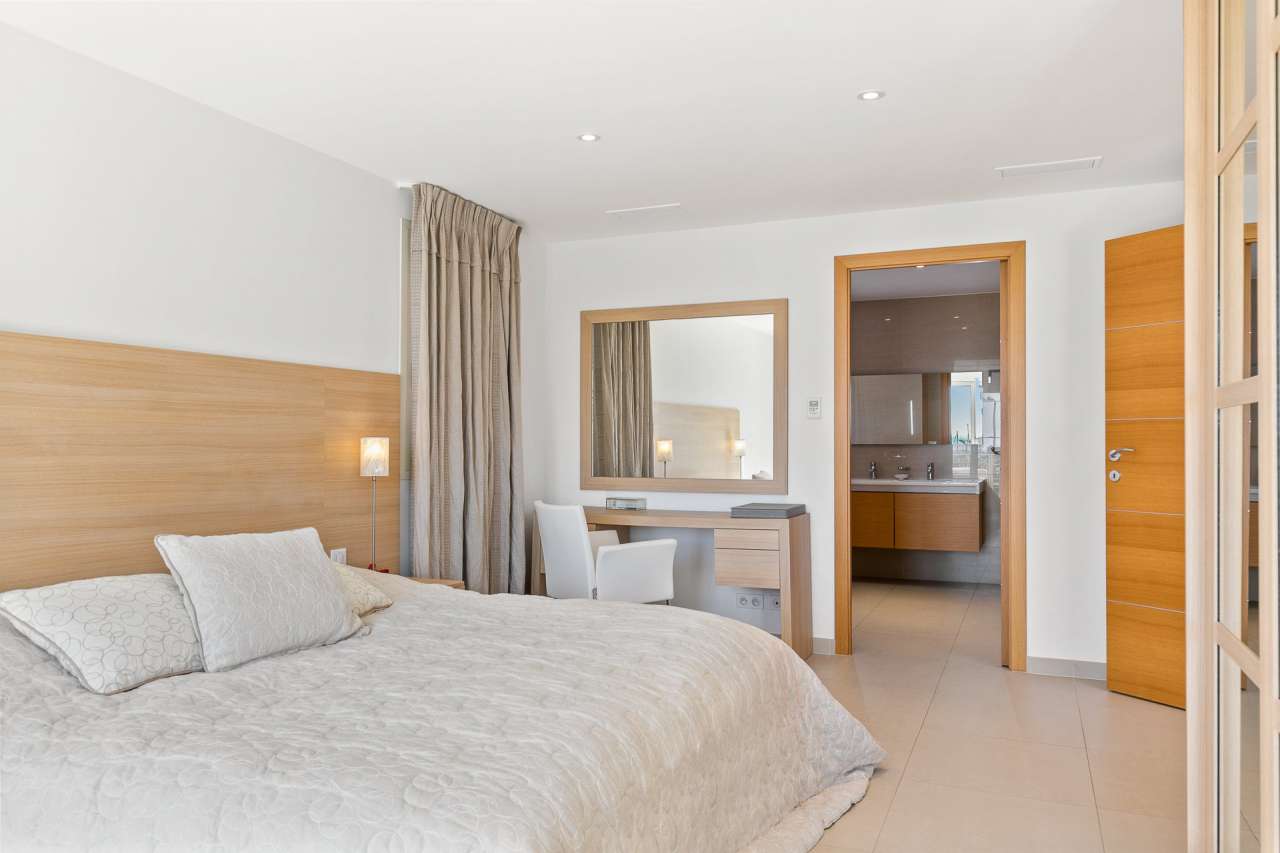 Bright and beautifully presented 3 bedroom apartment located in Theoule sur