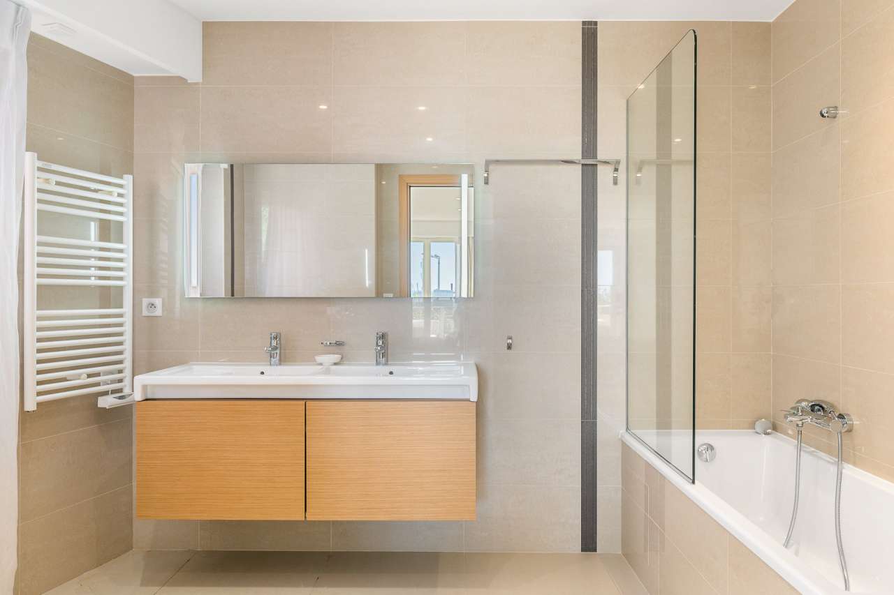 Bright and beautifully presented 3 bedroom apartment located in Theoule sur