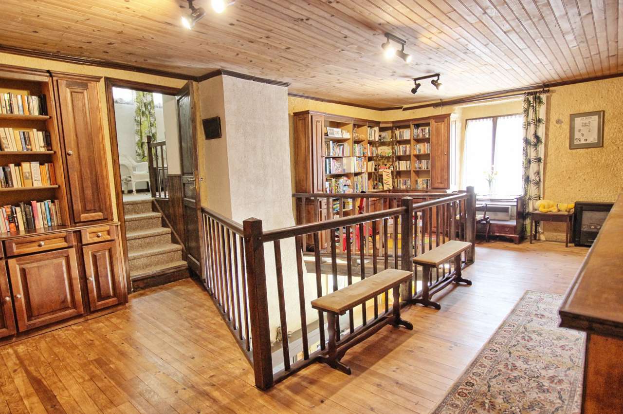 In excellent condition throughout and full of character and charm, this sup