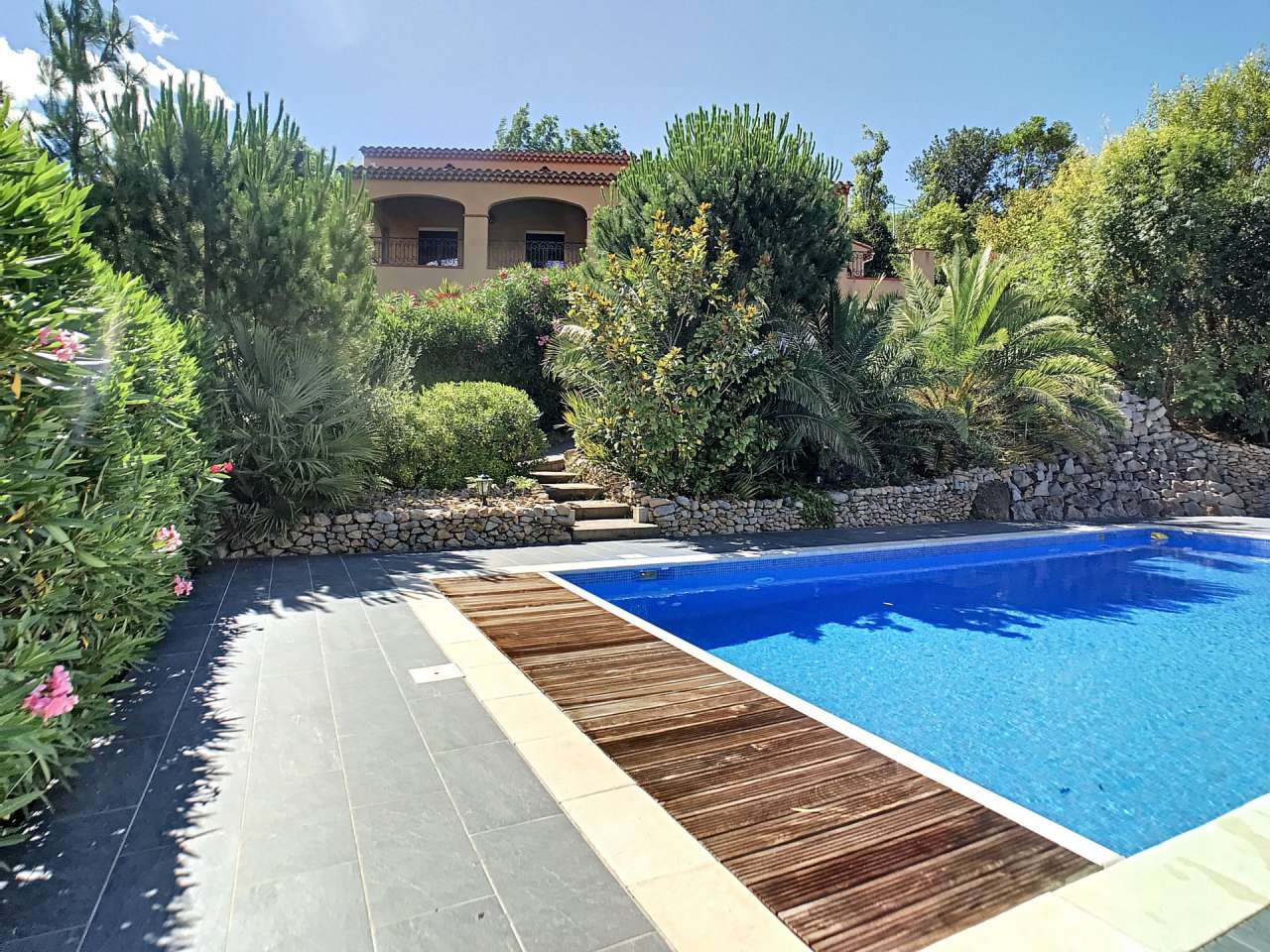 Bright and spacious 4 bedroom character villa surrounded by half an acre of